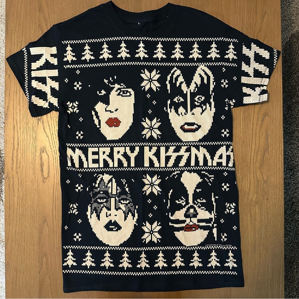Urban Outfitters Black and Cream 'Merry KISSmas' Holiday Tee